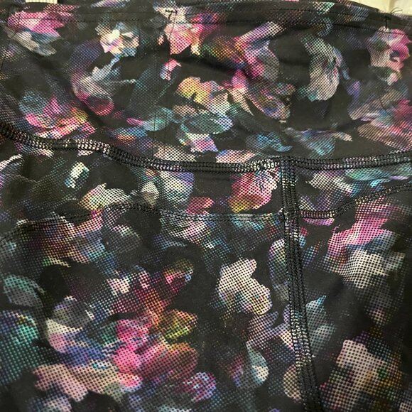 Black floral lululemon leggings size 8 - Picture 7 of 8